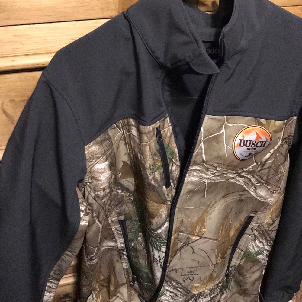Men’s medium camo soft shell jacket